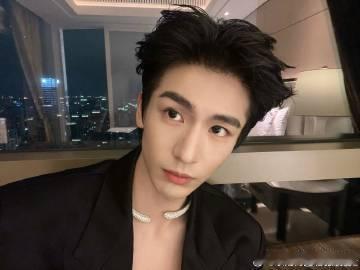 张凌赫王玉雯上演蓝色生死恋 这一对仿佛从剧中走出的情侣，安小雯的表演让每个细节都