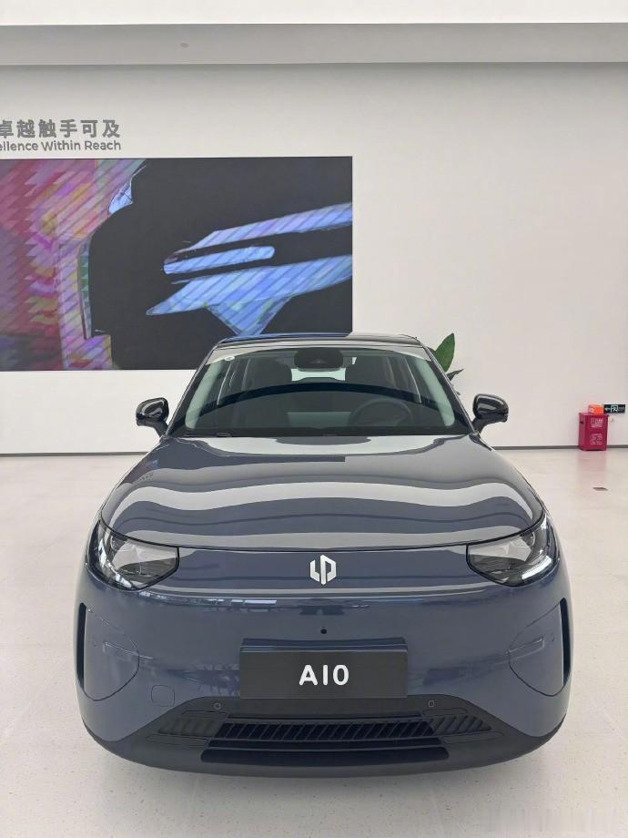 该车型的CLTC续航里程为505公里，并配备了2.5C快充技术，能够在16分钟内