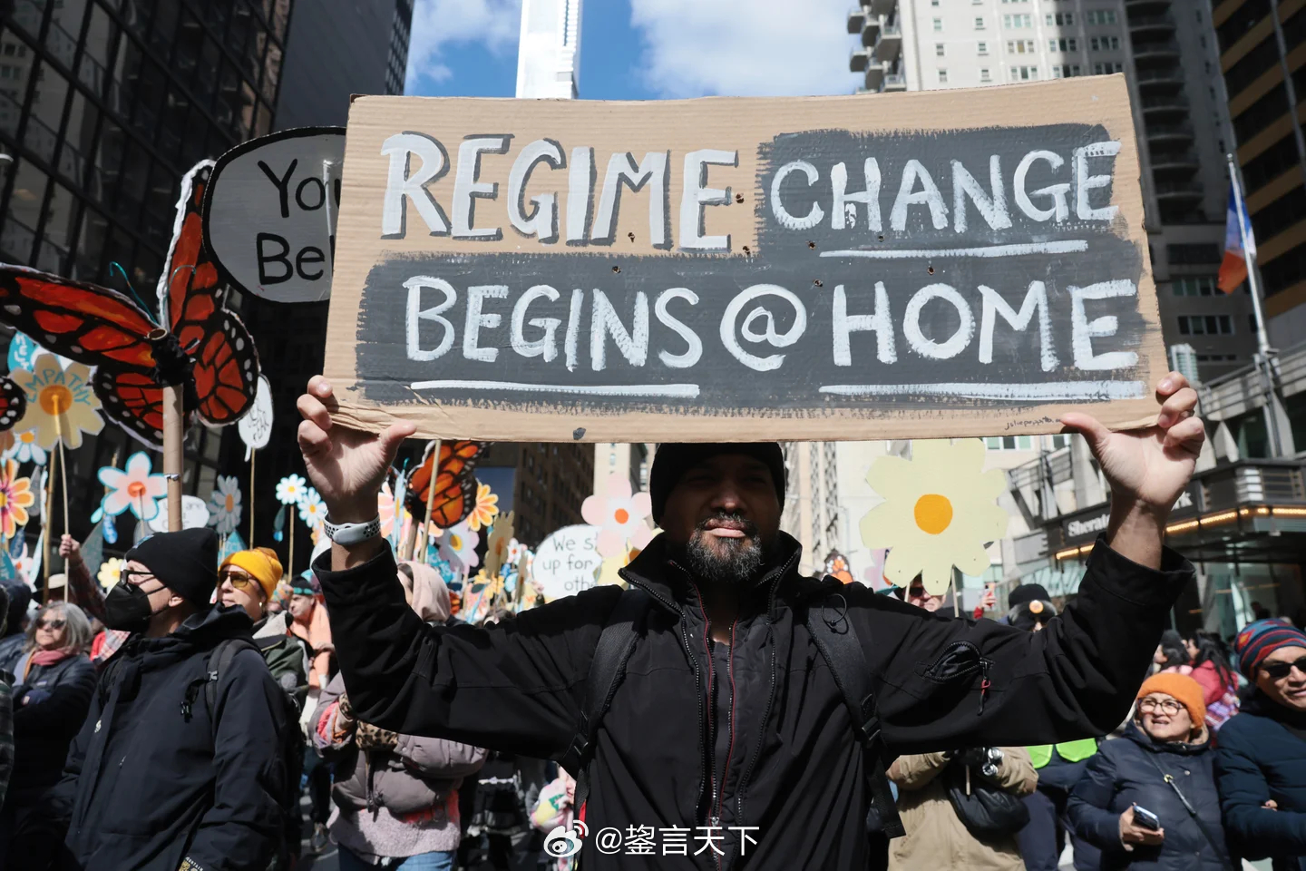 周六“美国没有国王”示威的照片之一：改变政权从美国开始。网图 