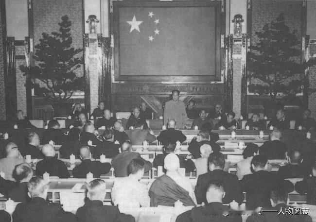1956年5月2日，毛泽东在第七次最高国务会议上，重申“百花齐放，百家争鸣”的方