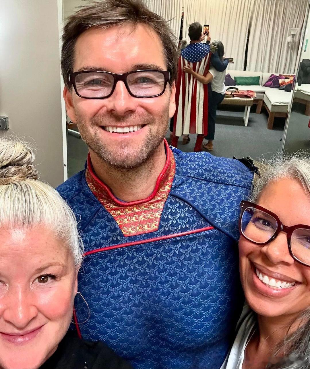 #黑袍纠察队#祖国人Antony Starr晒与超英服设计师合照，配文「好事在前