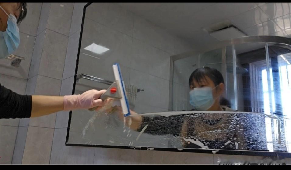 做家政保洁，有时候忙得一天要打扫好几家，闲的时候一天一个单子也没有。

我昨天打