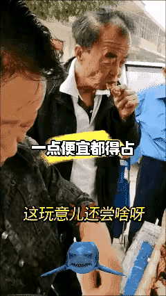 买熟食还可以品尝，你抓一块，我抓一块，这也非常的不卫生，这样的熟食不靠谱。在我们