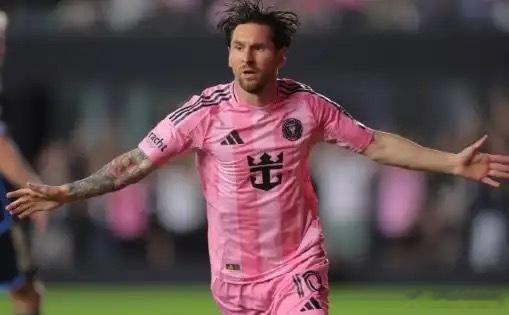 根据《福布斯》2026年5月发布的榜单，梅西以1.4亿美元年收入位列全球运动员第