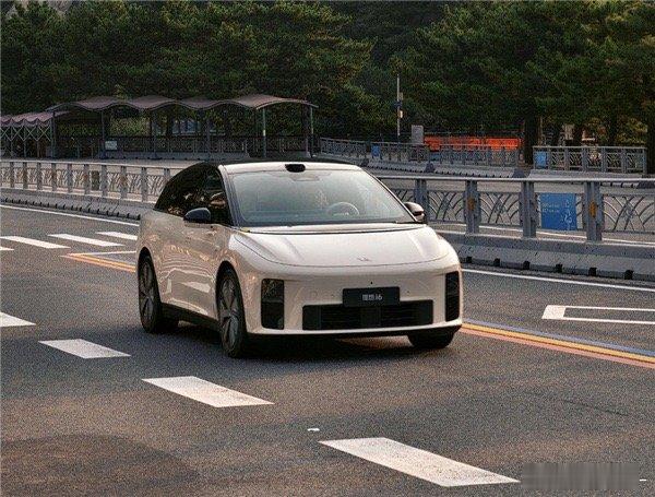 汽车[超话]  理想i6实车图被网友拍到，有点跨界旅行车的感觉，预计是5座布局，