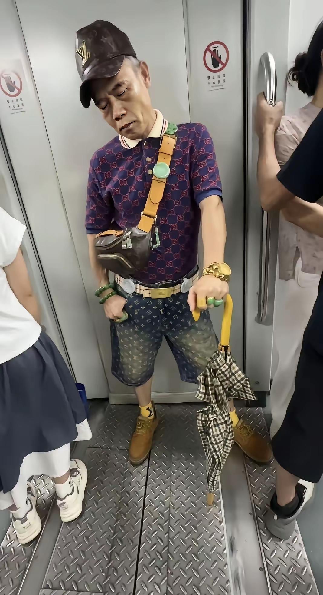 这绝对是我在地铁上见过最霸气最有钱的男人。