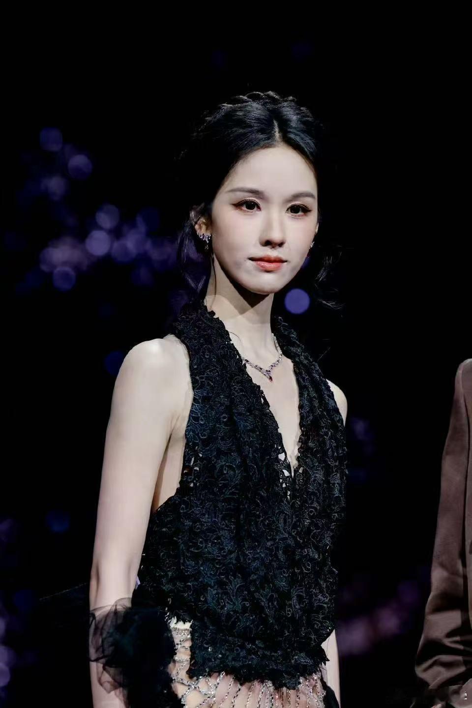 又被陈都灵发言震惊到 被陈都灵的发言狠狠戳中，温柔又有力量，专业与共情并存，这样