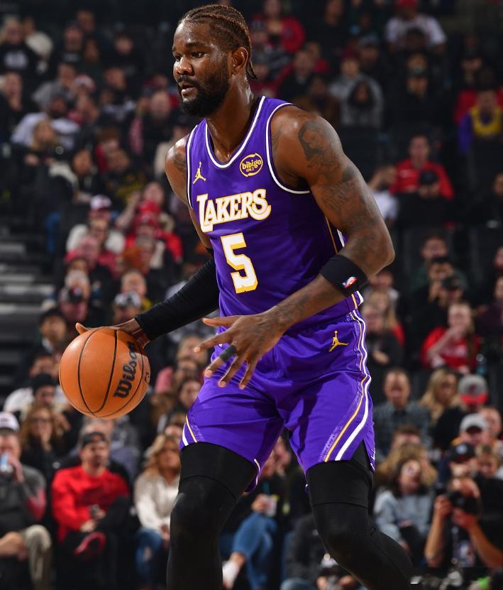 NBA杯小组赛，湖人上半场以60-62落后独行侠。上半场比赛，艾顿出战15分27