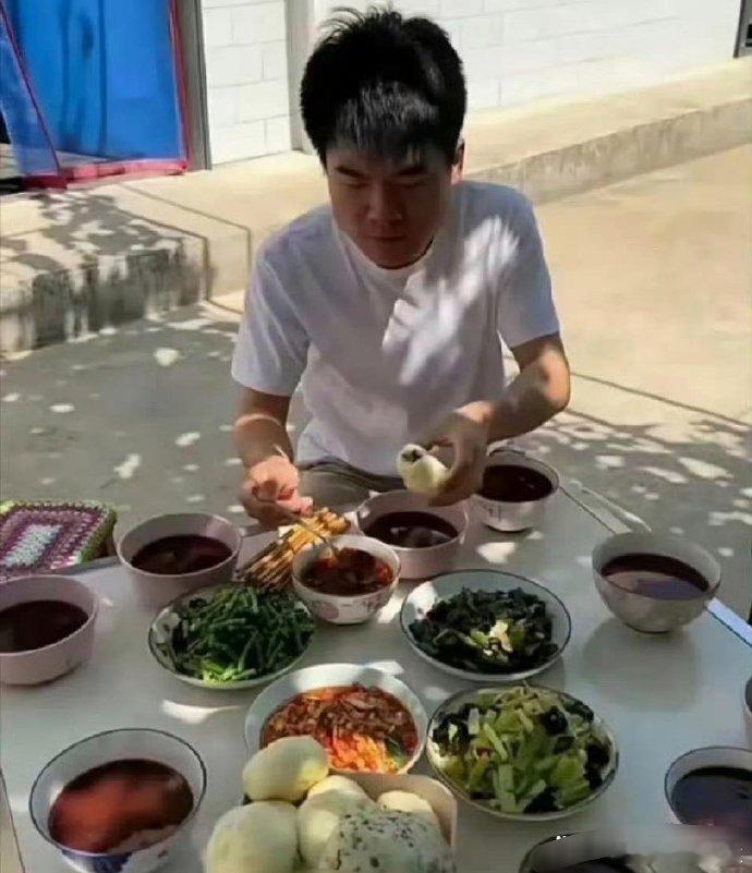 有人说董宇辉回老家吃的很寒碜？ ​ ​​​