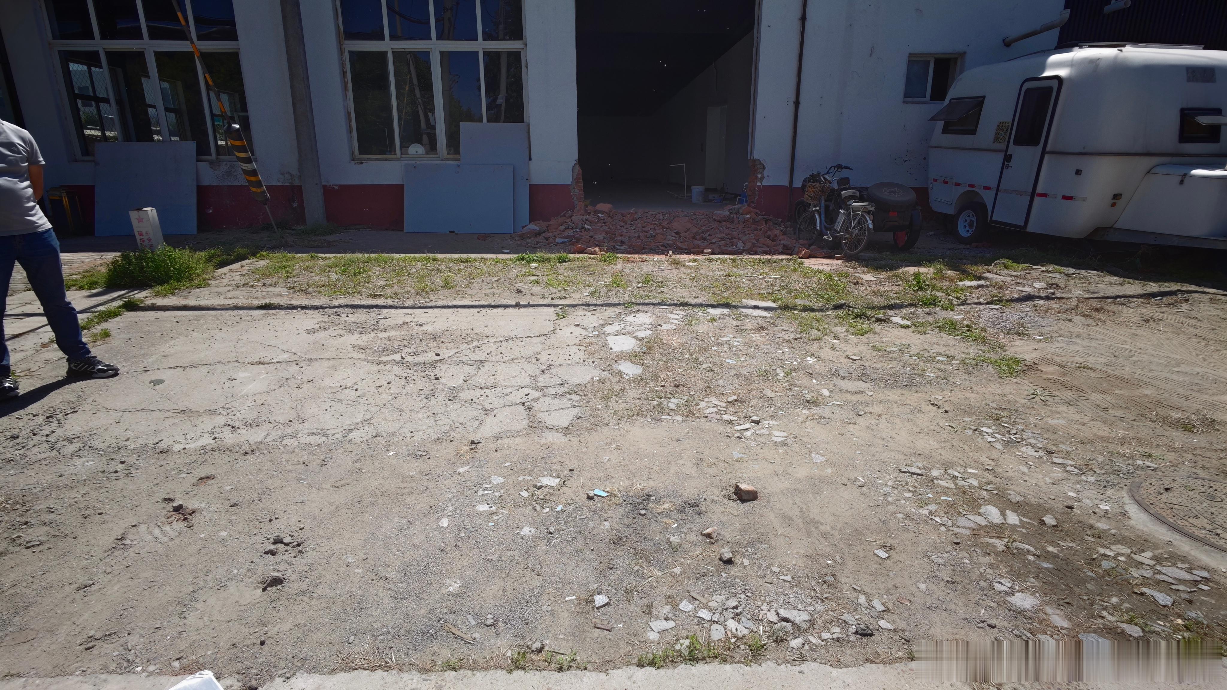 基础建设真贵啊，门口这块做个下坡，剩下的地方用混凝土硬化一下6000块。爱车时光
