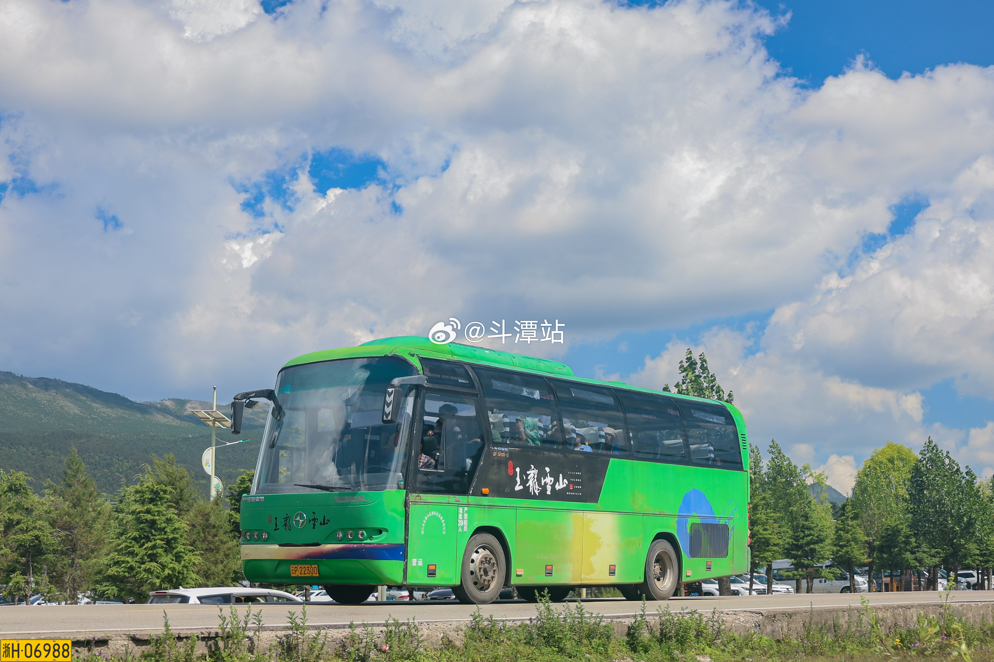 【彩云之南·丽江篇】丽江玉龙雪山景区拥有着庞大的景区接驳车系统，由于到访时正值暑