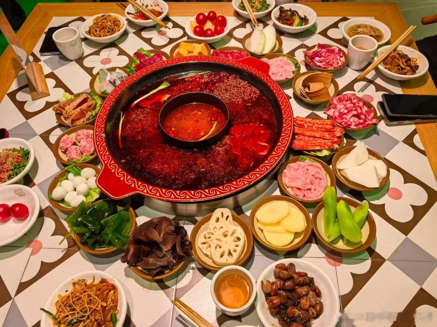这有点太辣了。大热天吃火锅 