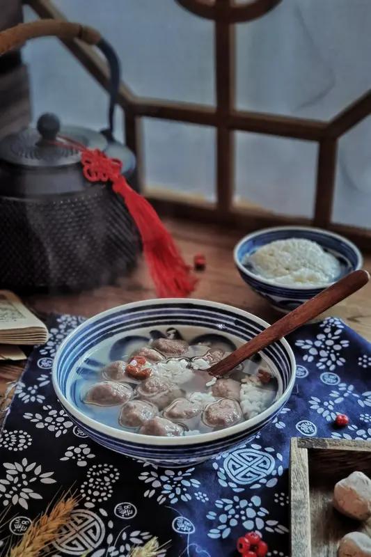 北方，这天亲戚往来依旧热闹非凡。不少家庭聚在一起包饺子，象征团圆美满。男人们围坐