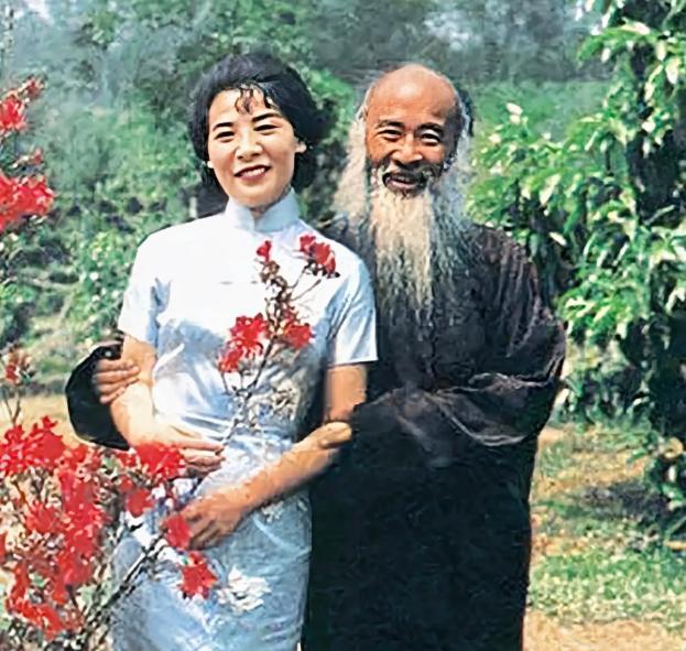 1947年，18岁的徐雯波，嫁给了闺蜜的爸爸，48岁的张大千。新婚夜，徐雯波又羞