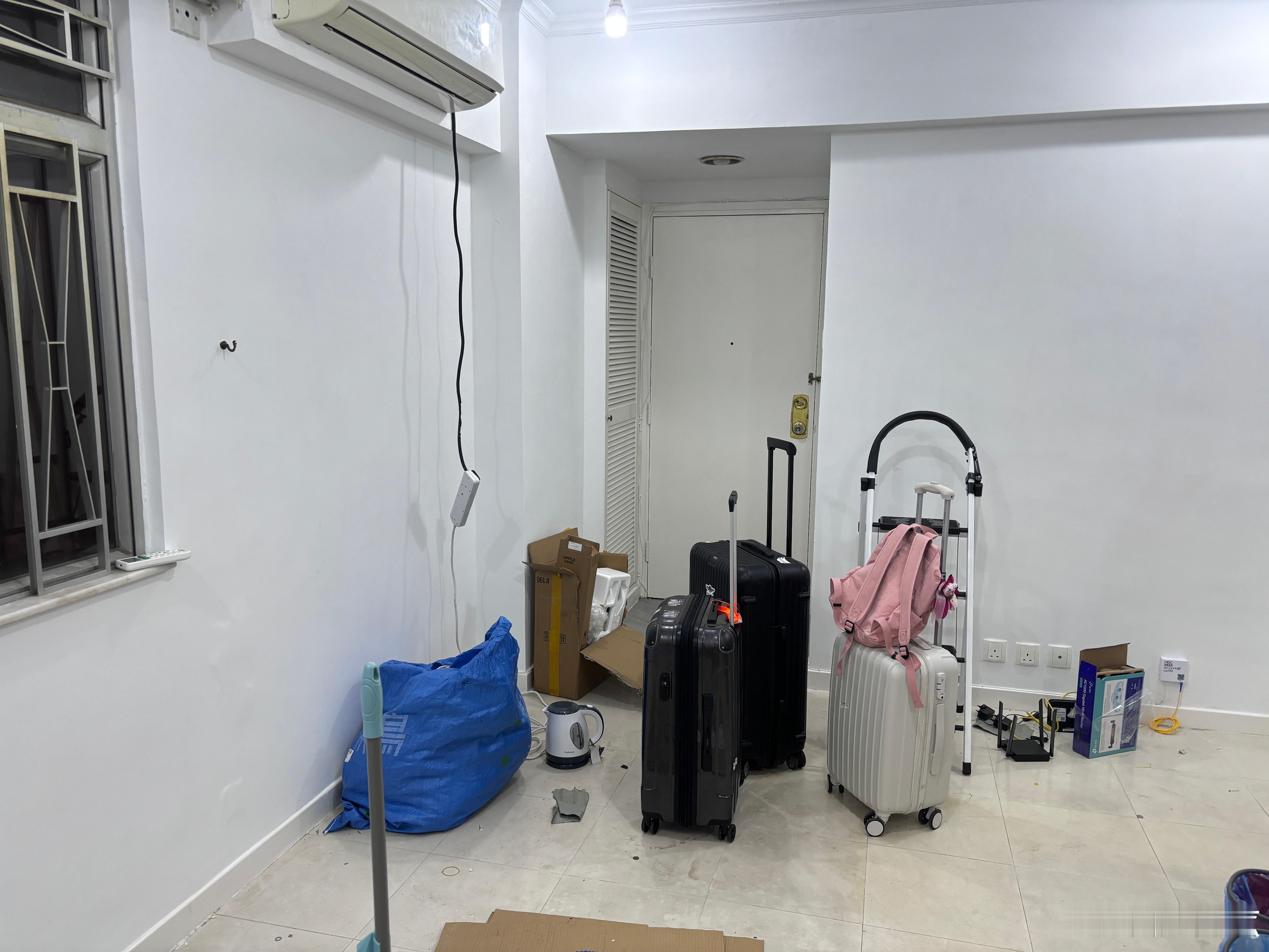 港碩經典開局了來香港一天說的最多兩個字是：救命[苦澀]  ​​​