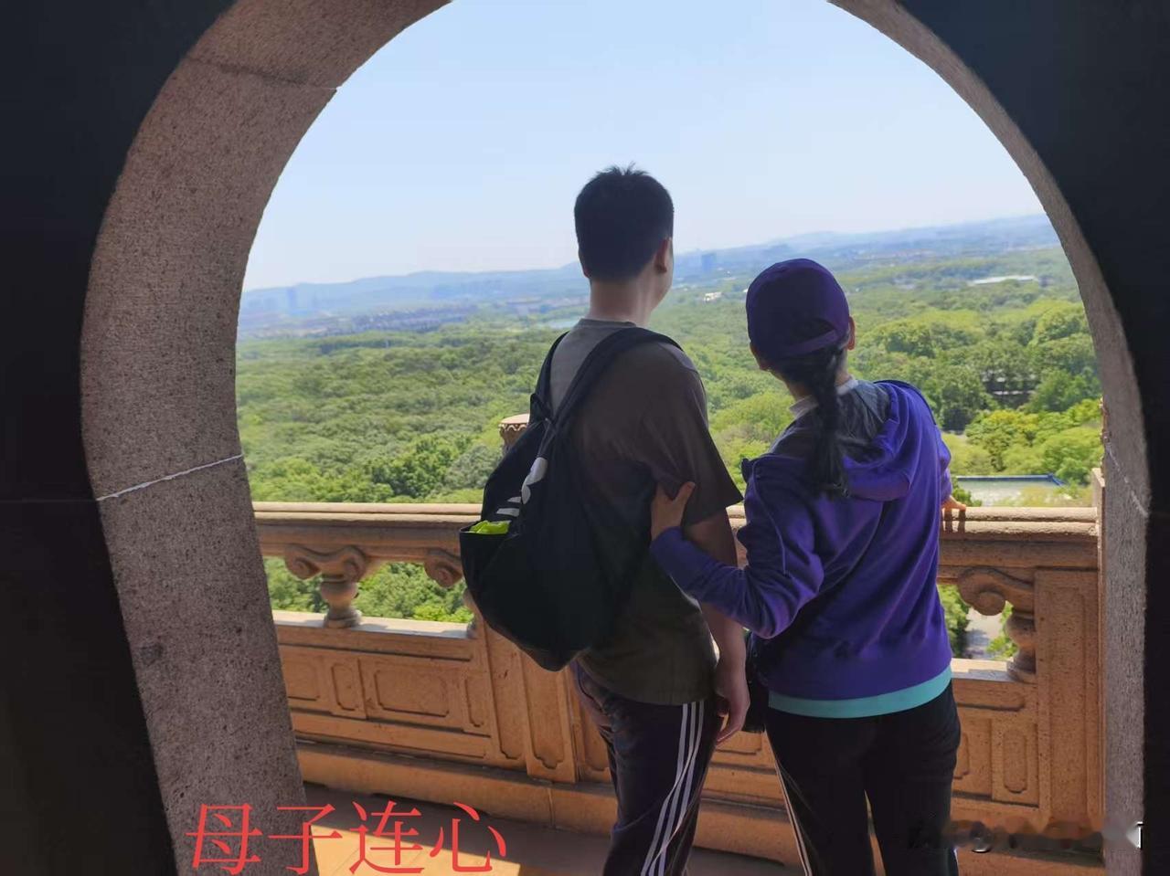 微诗
母亲节，
是女性符号的一场伟大演变。

注解：
母亲，就像这
寺门外的大树