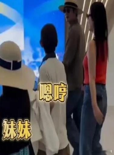 霍思燕杜江一家四口同框现身机场，二胎女儿出镜，背影很像妈妈 ​​​