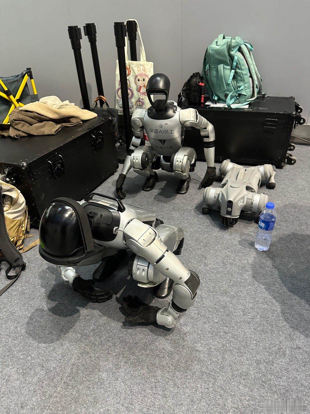 车展牛马累了，蹲在一边休息