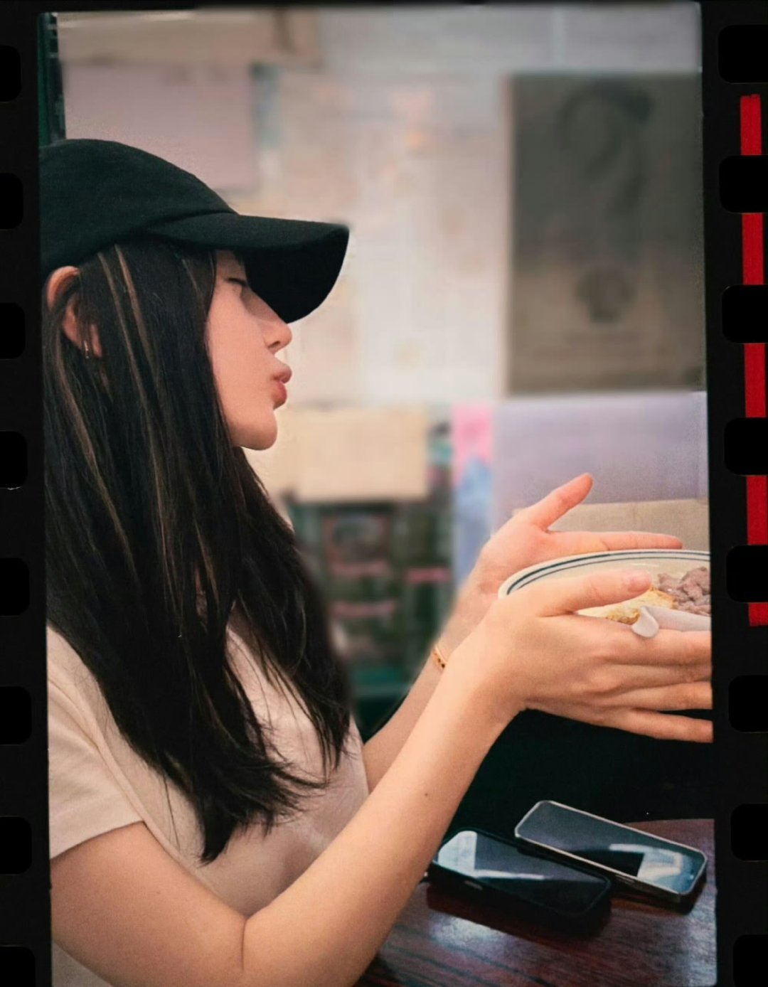 迪丽热巴素颜香港plog漫步香港街头，感受城市烟火。迪丽热巴的这组日常随拍格外有