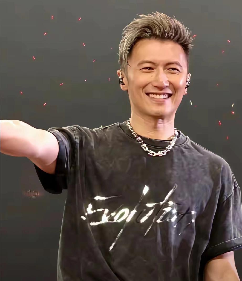 李亚鹏满脸得意地开启“炫娃”模式：“我有四个贴心小棉袄，童童、嫣嫣、夏夏还有春燕