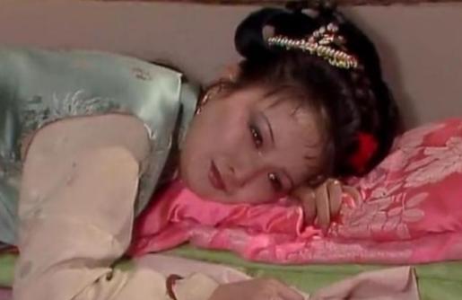 古代的通房丫鬟，其实就是主子行房时候的工具，一整晚都得守在床边，主子需要时，得赶