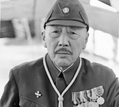 1950年，大汉奸张景惠走进战犯管理所，却看见同为汉奸的儿子穿着军装站在门口。他