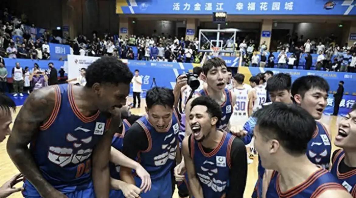 四川男篮拿下开季两连胜。

新赛季CBA常规赛，四川男篮先后击败天津、吉林，收获