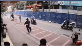 这两人的反应太快了！

广西百色，一处工地的巨型钻头突然倾倒砸向路边，幸亏路人神