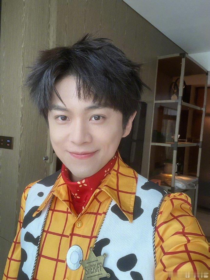 #武艺录寻宝藏专属look# #武艺上推理综艺限定皮肤#武艺的这套玩具总动员胡迪