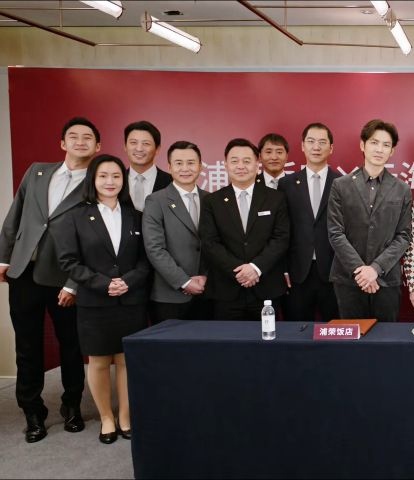 浦荣饭店管理层的工作服——深色西装 白衬衫 男士灰色领带钟汉良纪封钟汉良电视剧蜜