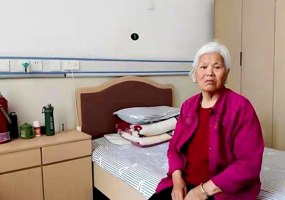 养老院的薄被还没捂热，65岁的她第4天，女儿追着9800的房贷问罪。
答案扎人：