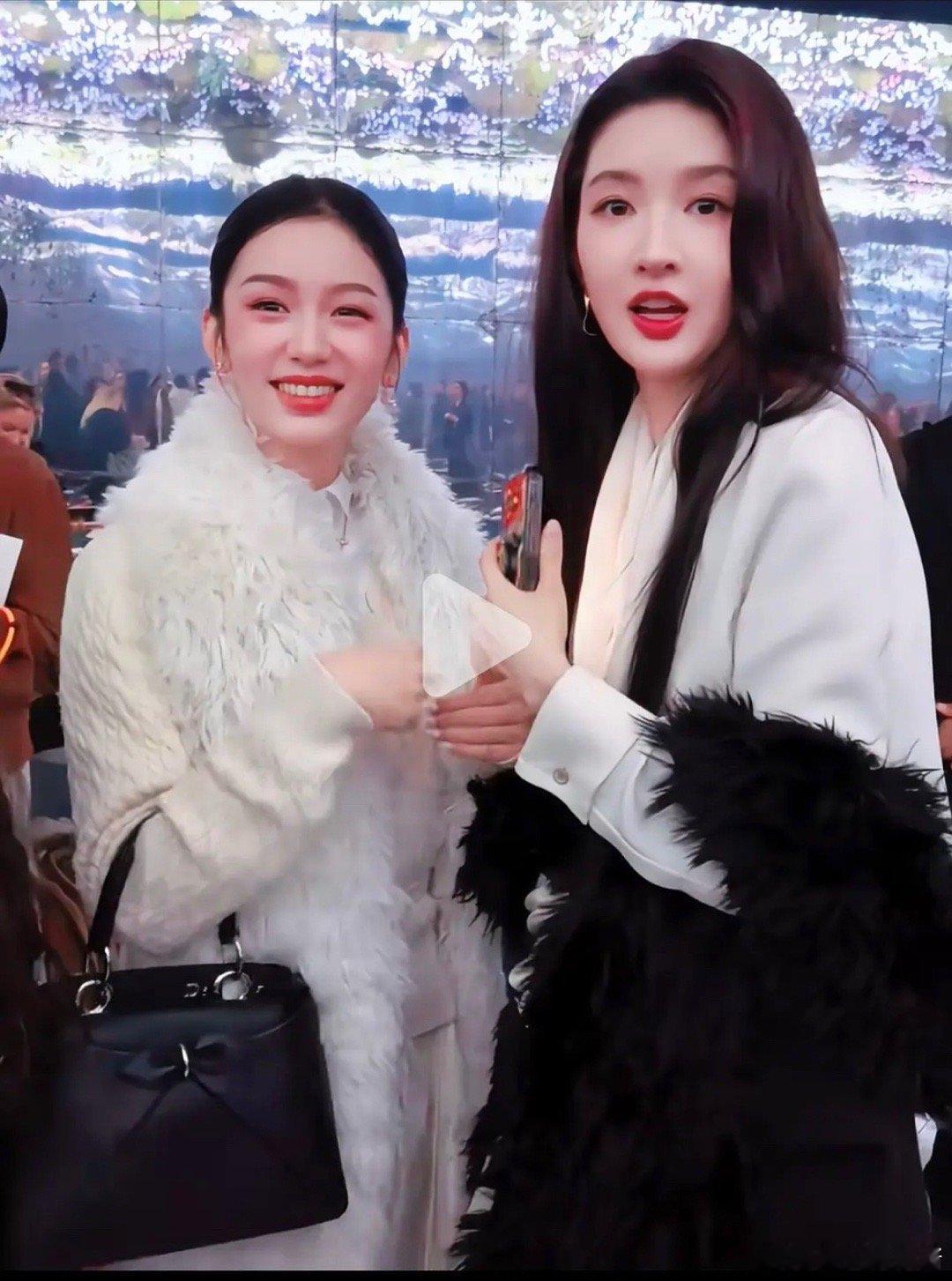 周也、王玉雯怼脸同框，第一眼看到谁 