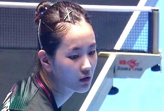 金娜英拿下第一局，拳头一攥，吼了一声。
她对面的孙颖莎，反手失误了好几个，球直接