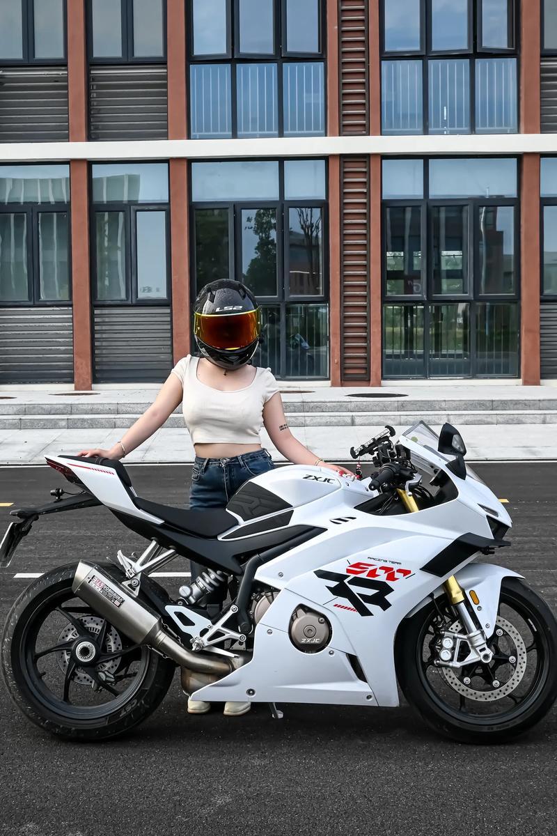 张雪在近期访谈中聊到成名后的困扰，随着其赛车成绩提升与个人关注度暴涨，他直言“流