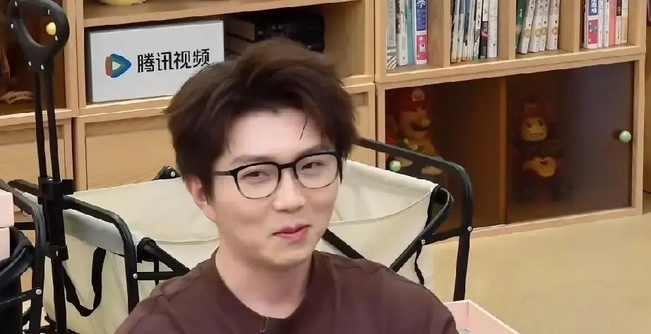 李一桐在综艺里，当着毛不易的面，直接上手演示怎么练臀。

毛不易坐在旁边，听她讲
