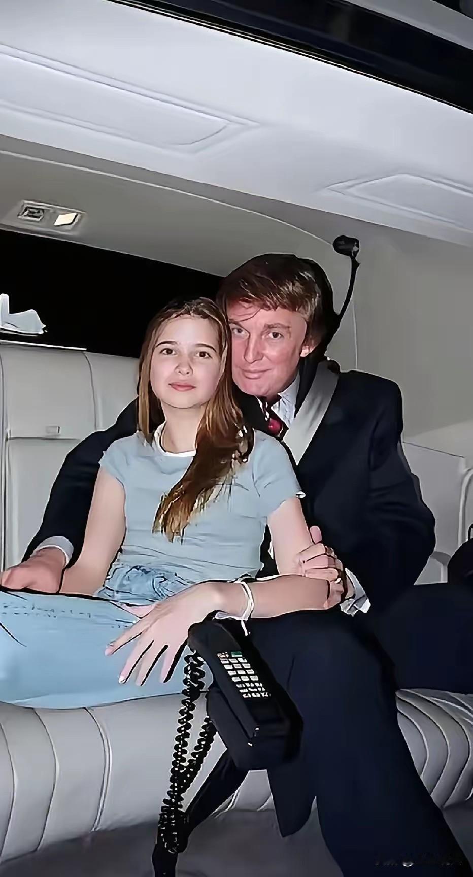 90年代，伊万卡和特朗普在私人飞机上的留影，照片里花季的伊万卡青春靓丽，特朗普也