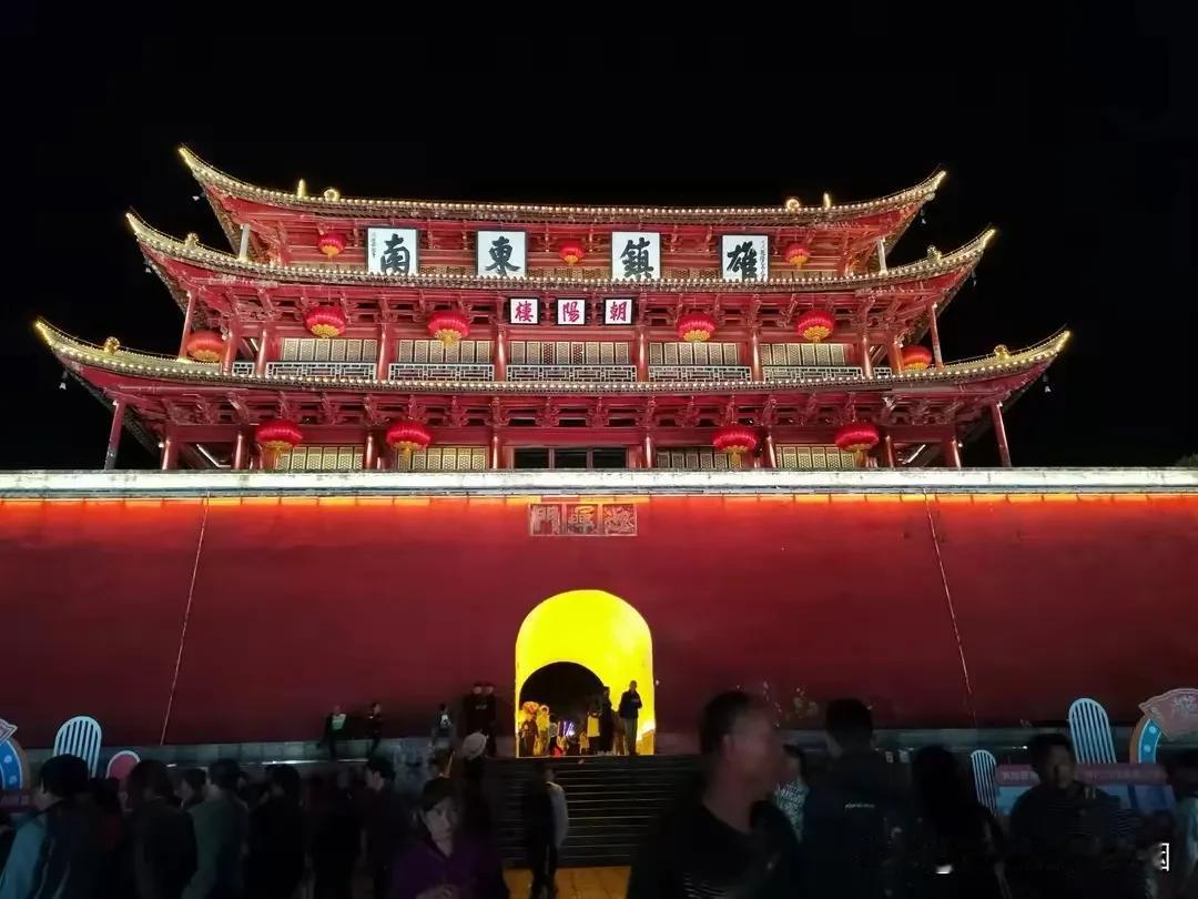 建水古城历史悠久，最早为南诏时修筑的土城，明洪武二十年（1387年）扩建为砖城。