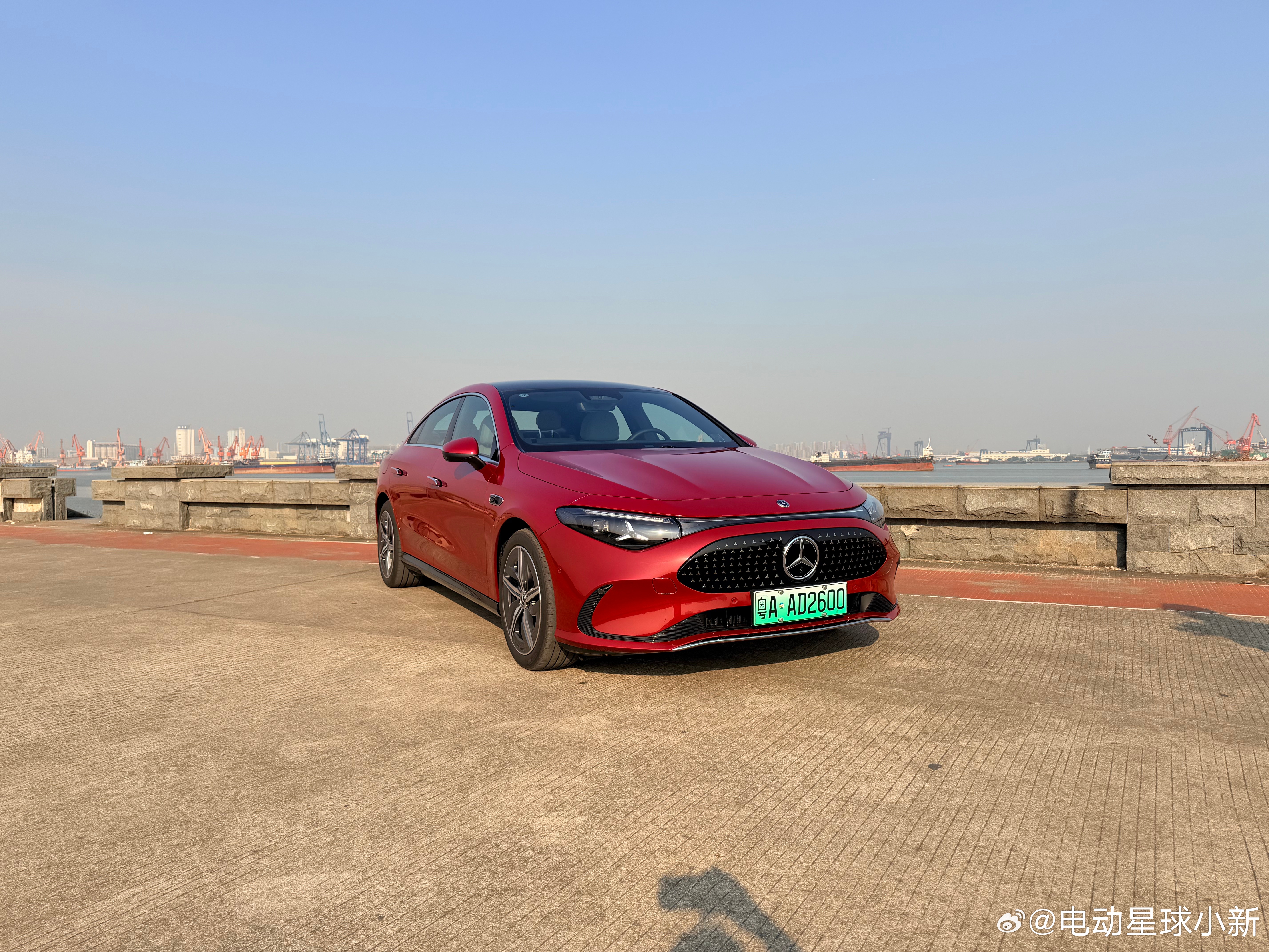 大家可能不知道，我们买了一辆奔驰纯电 CLA。选它的原因很简单，它有两档变速箱，