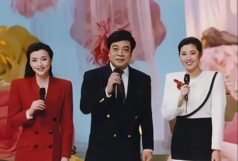 这三位在央视算是水平很高的主持人了，特别是左边那位，不知道为什么就是不红，你知道