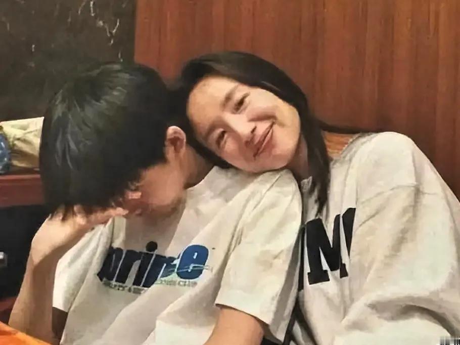 董洁这样病态极致的母爱，崩溃的应该是他儿子吧。

董洁在最新采访中透露，自己因儿