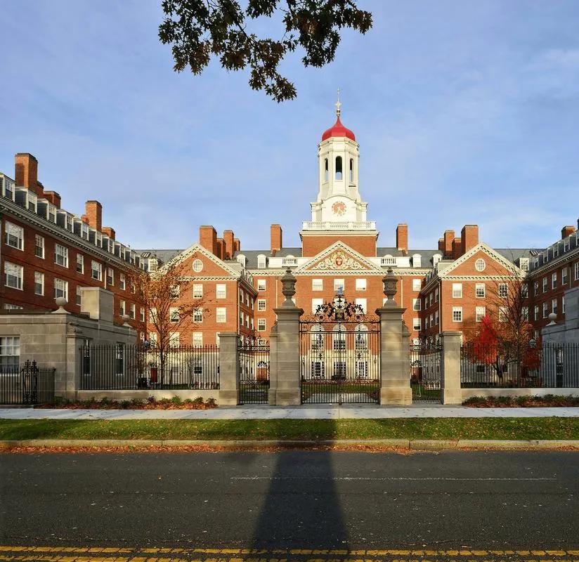 美国总统老特在“真实社交”上发文称，向哈佛大学提出10亿美元的天价索赔，并且扬言