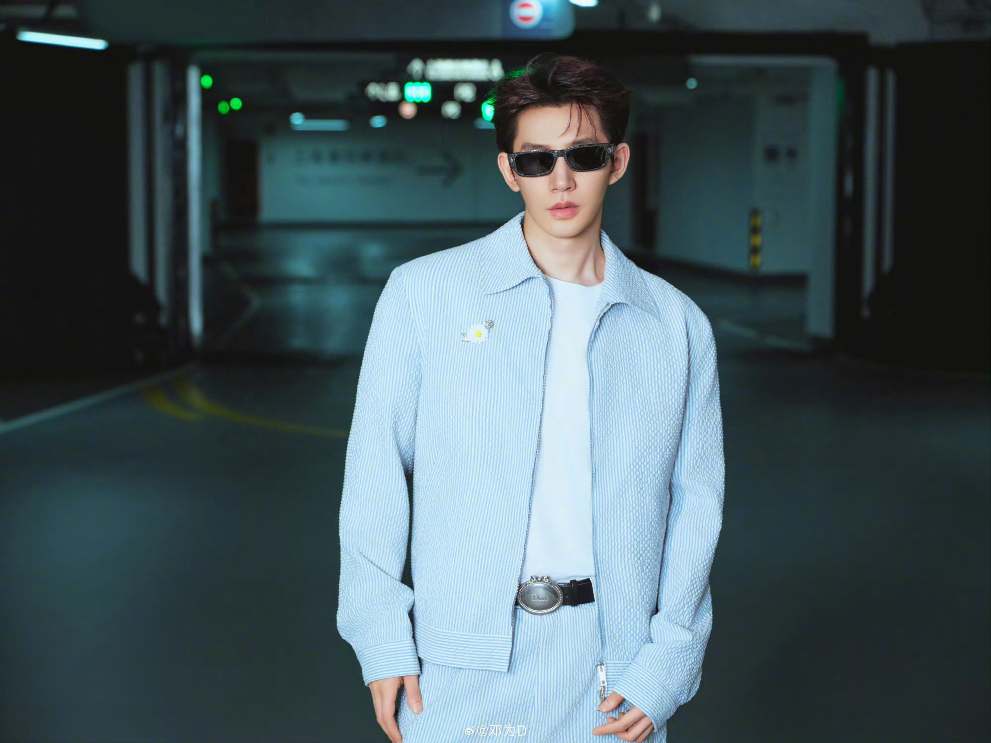 邓为出镜巴黎时装周出发图集。Dior 2026早秋系列浅色套装呈现清爽轮廓，黑色