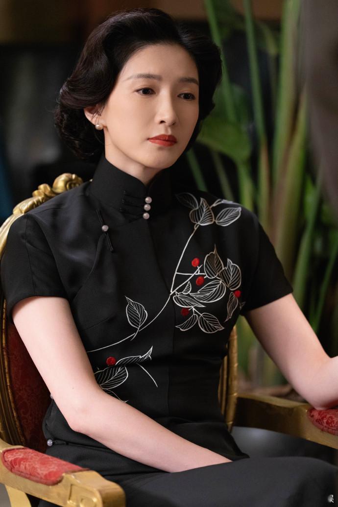 江疏影醒来完全老公姐江疏影黑西装妈妈级别 看这部剧的时候，真的是给我们带来反差的