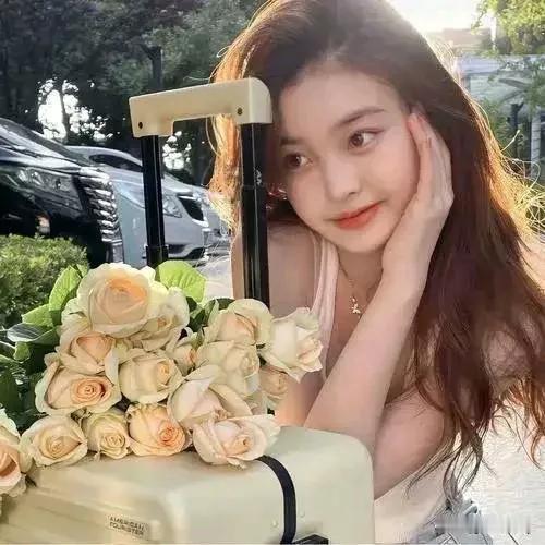 浪漫玫瑰与旅行箱的完美邂逅，开启你的梦幻之旅！樱花限定行李箱 紫色行李箱 出游旅