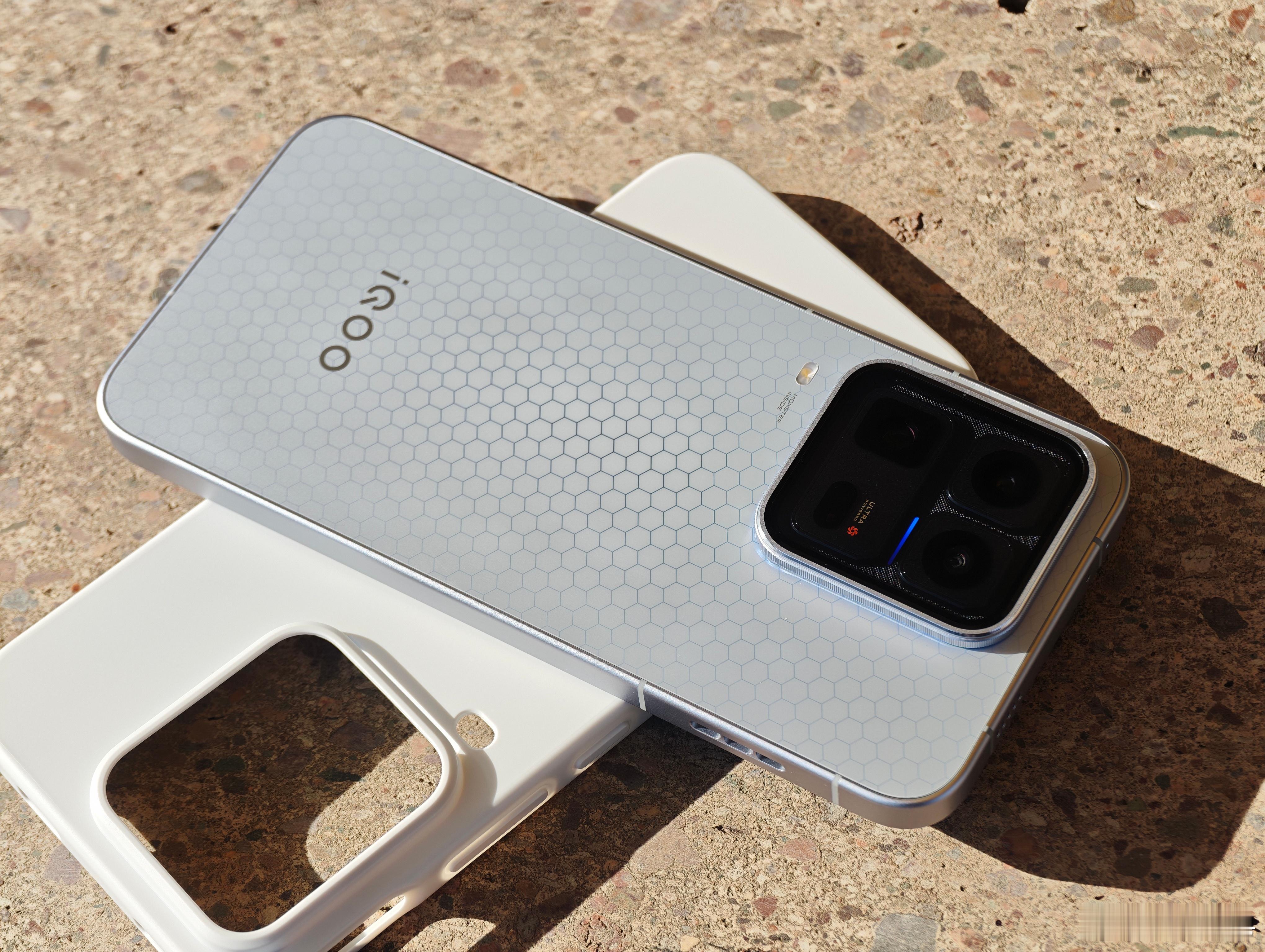 手机为什么那么吸引人 手机本来就吸引人，又能听歌，又能拍照，又能打游戏，又能社交