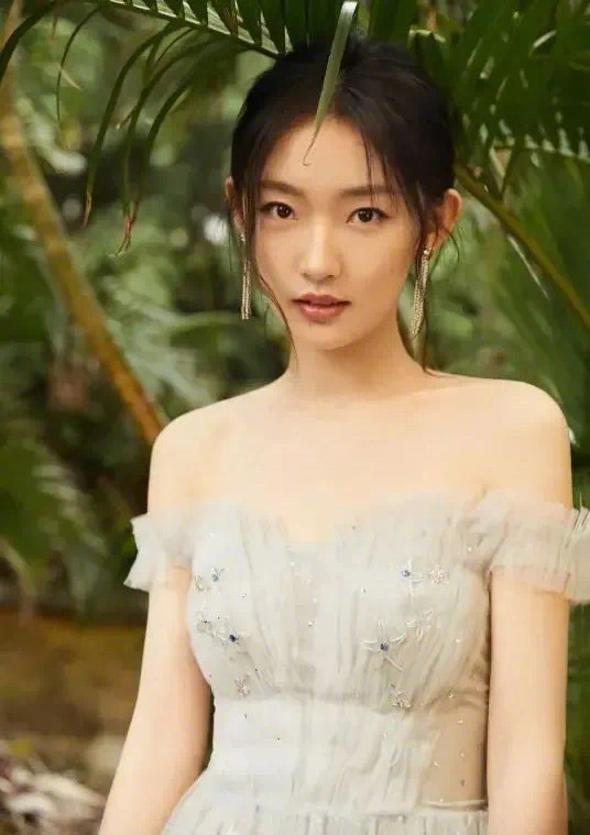 周依然在大隐时光能签到不少影视资源，也不太依赖于现在的三大视频平台，虽然她的作品