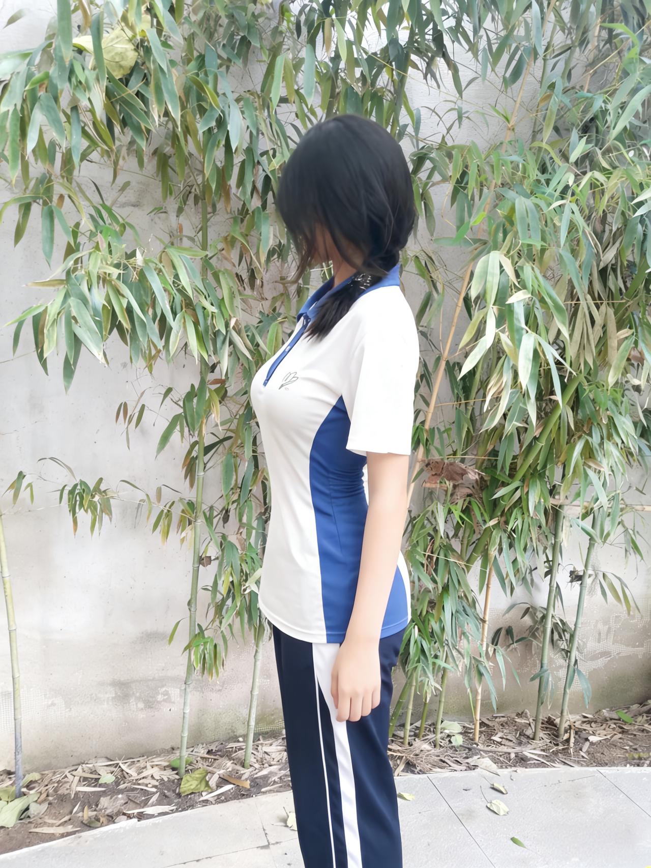 修竹临墙翠，青衿映竹身。
蓝衫裁玉洁，白袂翦云新。
手抚筠枝静，身依石径匀。
不