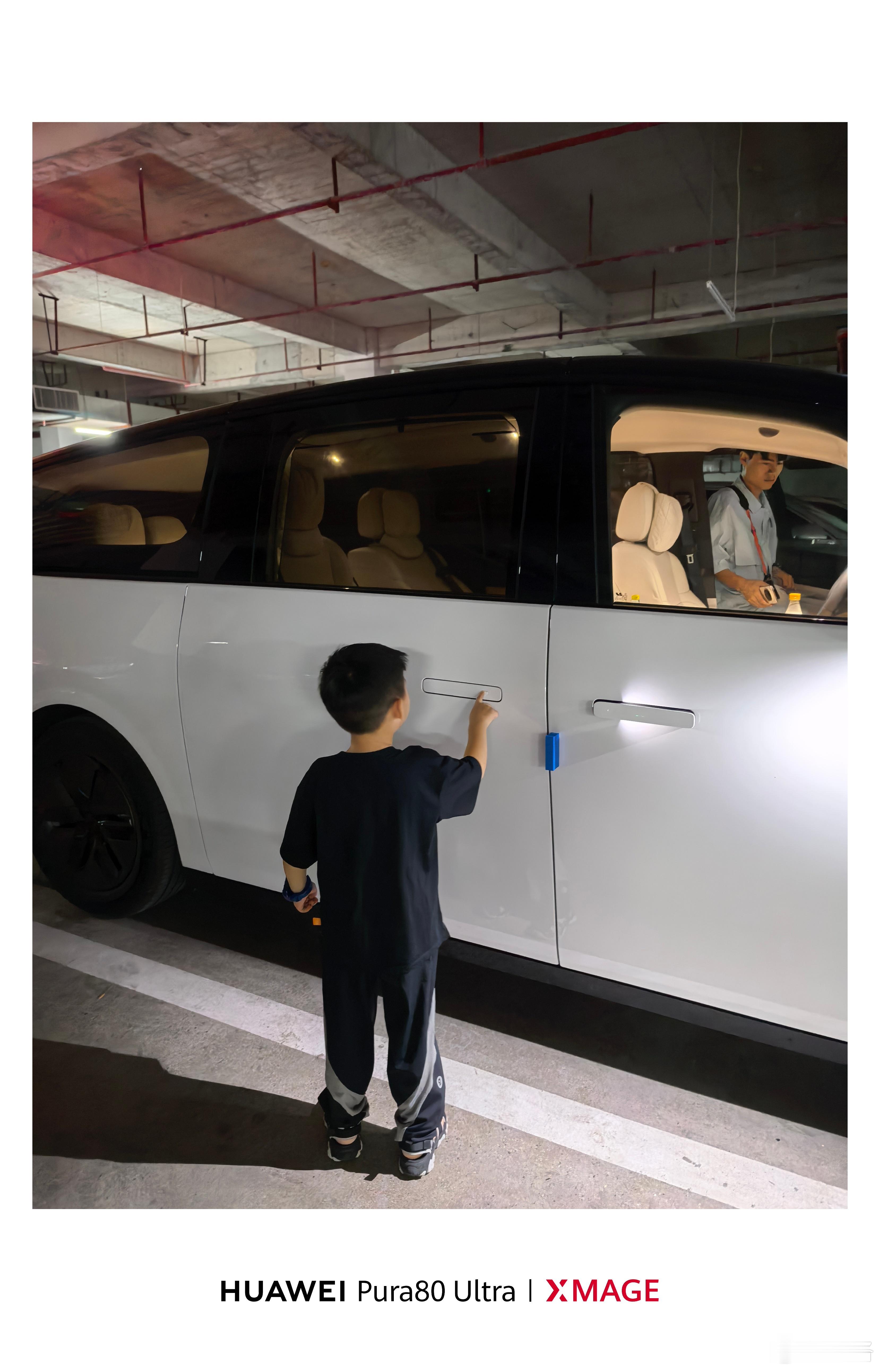 理想MEGA Home的后排娱乐屏真好用。他爸妈出去办点事，留他跟我们在车上等，