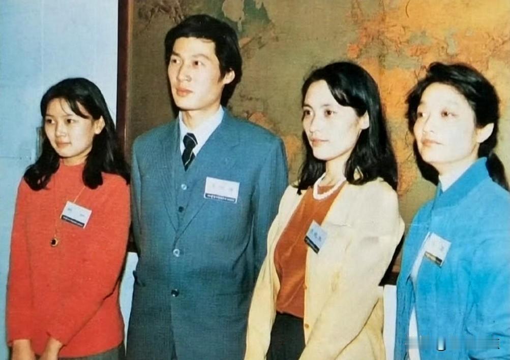 四位八十年代的银幕新星，彼年他们各自主演的电影正上映（左起）：
《迟到的春天》；