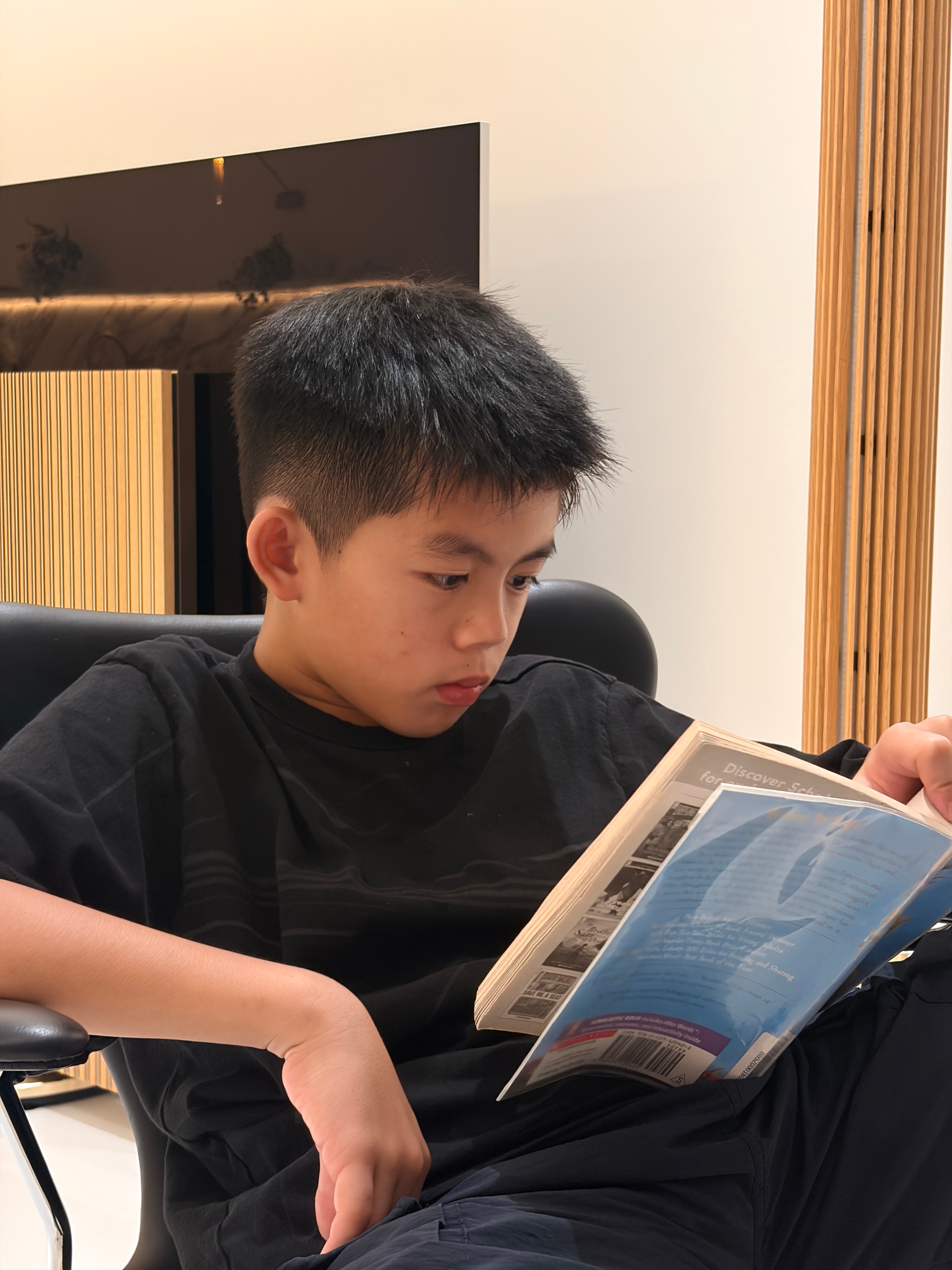 崽崽做个滑椅突然跑到我面前，👦🏻：又在刷小红书呀，能不能看点书[衰]  ​​